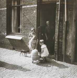 876886 Afbeelding van vermoedelijk oma Van Berkel in de deuropening van haar woning Oranjestraat 63 in Wijk C te ...